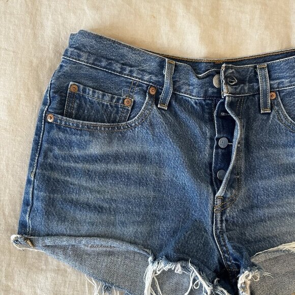 Levis Womens 501 Button Fly Cut Off Shorts Size W 27 Distressed Blue Demin - Picture 2 of 11